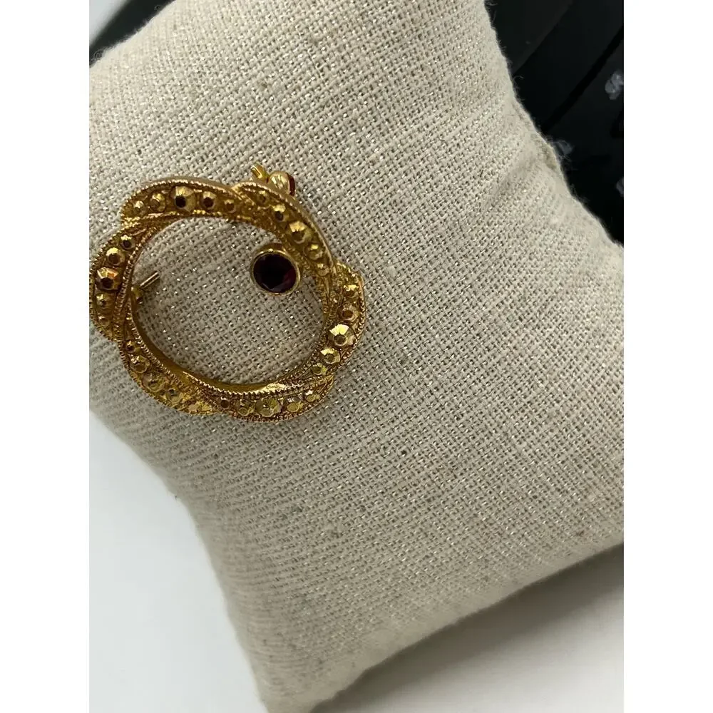 Gold Tone Round Circular Wreath Red Garnet Color Stone Unsigned Brooch‎